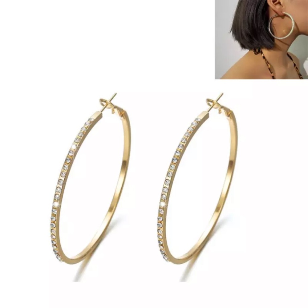 Lightweight Hoop Earrings in gold